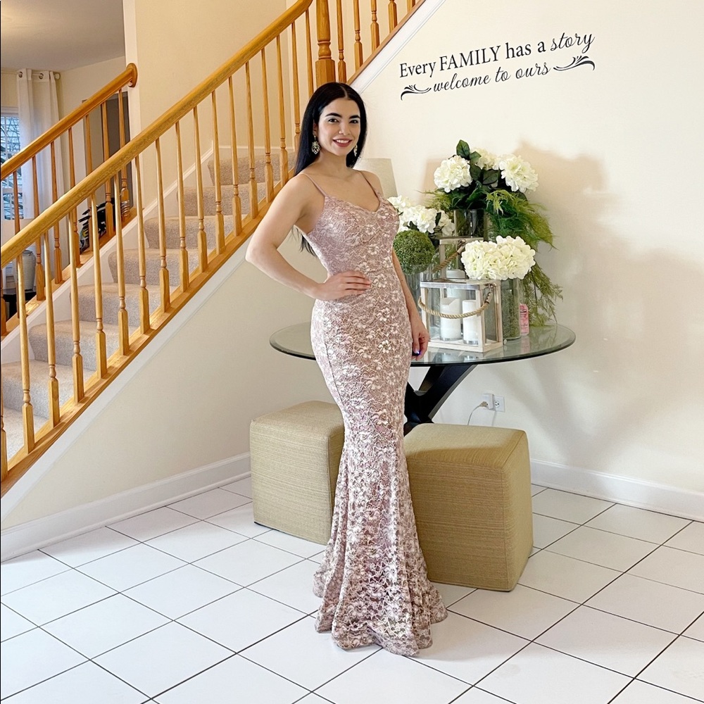 Perfect dresses for prom or for a wedding guest.
new with its tag
size 8